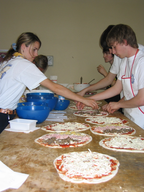 La comunità R/S prepara le pizze